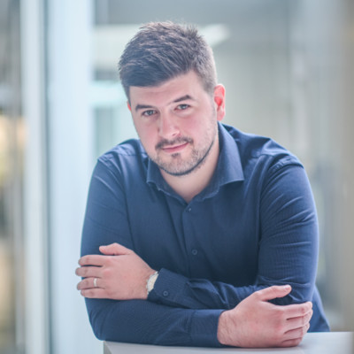 Tvrtko Kračun, vlasnik Babaroge: portret u tamnoplavoj košulji, naslonjen na stol, s blagim smiješkom.